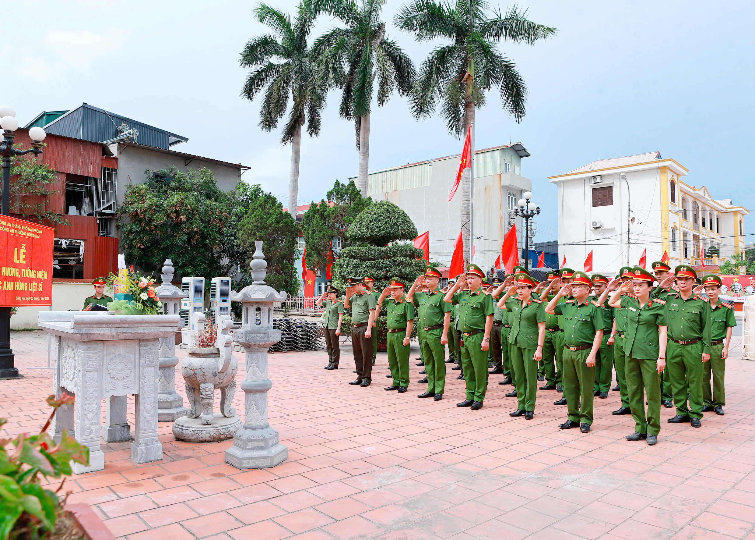 Công an phường Đông Hải: Dâng hương tưởng niệm các anh hùng liệt sĩ